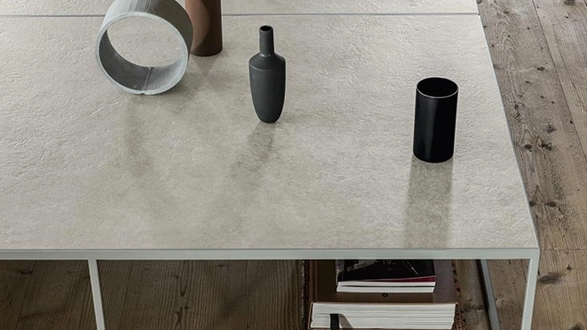 Tavolino Kobe in ceramica e metallo di Alf Da Frè