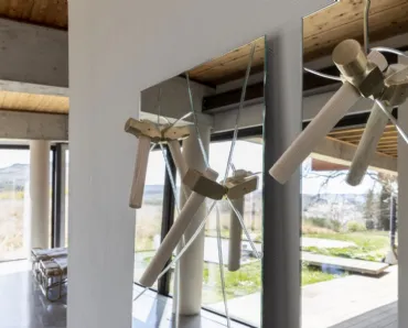 Appendiabiti a forma di martello con specchio Bastaaa di Mogg