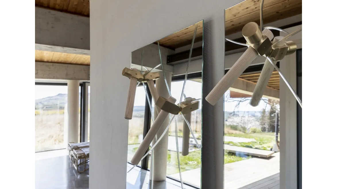 Appendiabiti a forma di martello con specchio Bastaaa di Mogg