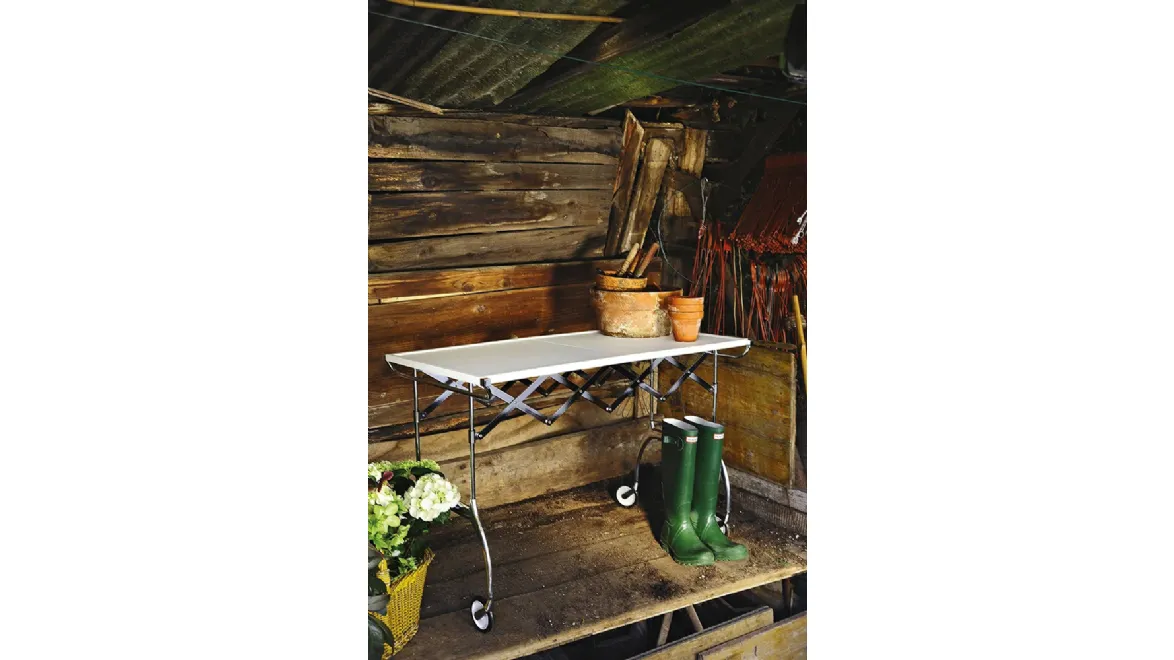 Tavolino Battista con piani in poliuretano e struttura in acciaio di Kartell