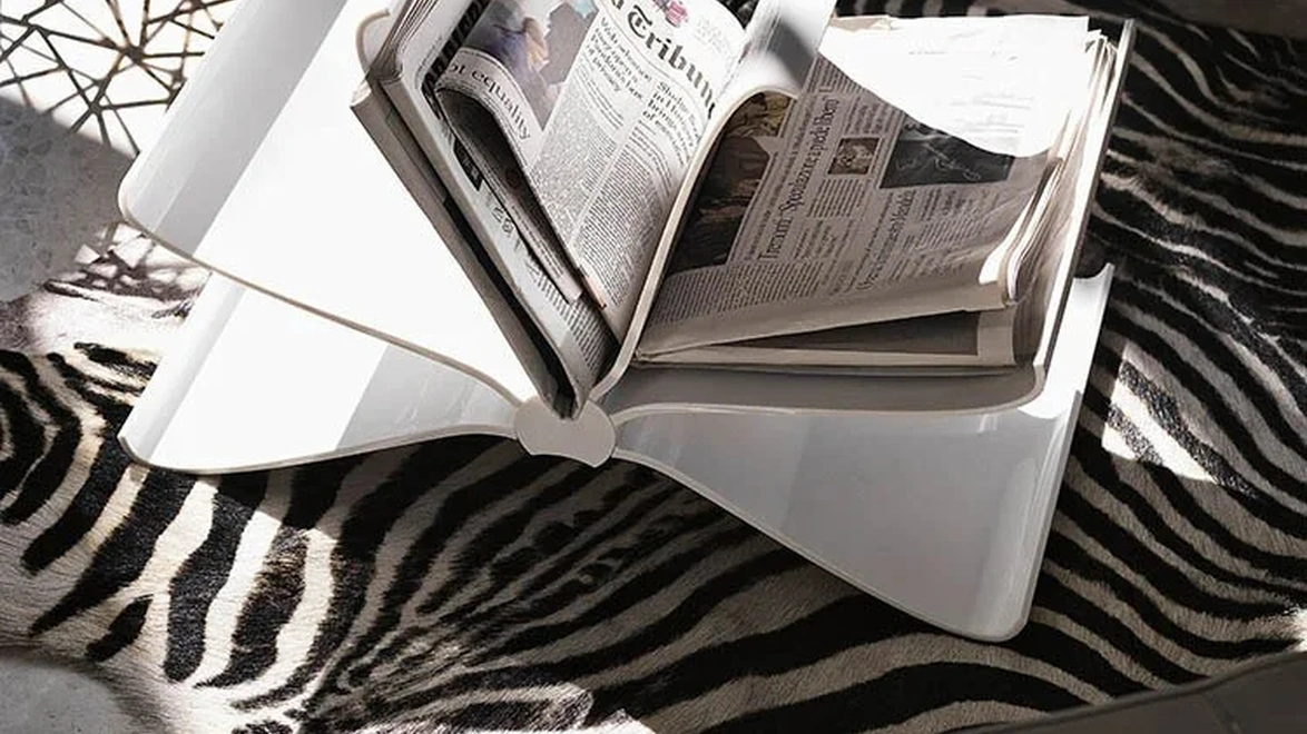 Contenitore portariviste Front Page in policarbonato Kartell