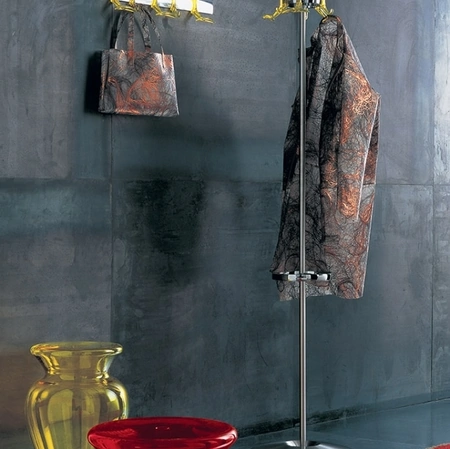 Appendiabiti Hanger in alluminio con ganci in policarbonato di Kartell