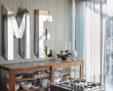 Specchio di design Letteronza di Mogg