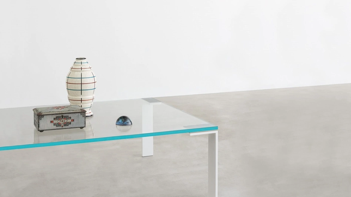 Tavolino Liko Glass con piano in cristallo temperato e gambe in acciaio di Desalto
