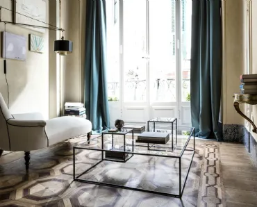 Tavolino con piani in cristallo trasparente e struttura in ferro nero Illusioni di Mogg