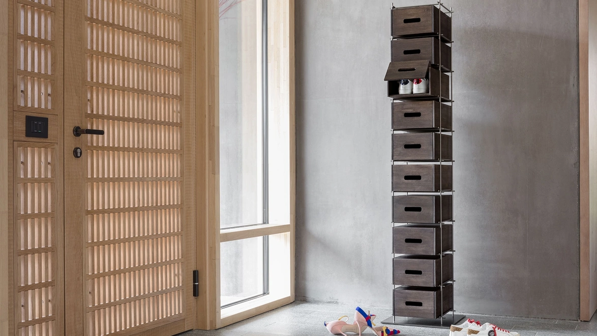 Portascarpe di design con cassetti in massello di frassino e struttura in metallo brunito Manolo di Mogg