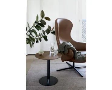 Tavolino rotondo in legno e metallo regolabile in altezza tramite un pulsante posto al centro del top PTB di Kristalia