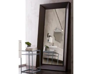 Specchiera da terra Narciso con cornice in laccato opaco di Capo d'Opera