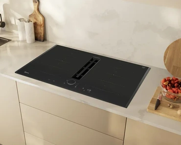 Piano a induzione con cappa integrata con profili di NEFF