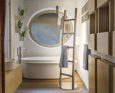 Lampada appendiabiti da terra Alla Scala in legno massello di frassino di Mogg
