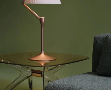 Lampada da tavolo Angelo Stone in alluminio con diffusore rivestito in tessuto di Kartell