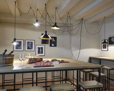 Lampada da terra di design in metallo nero con appendimento dei punti luce a soffitto Cerberina di Moog