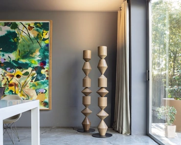 Lampada da terra in legno con finitura materica Costantina di Mogg