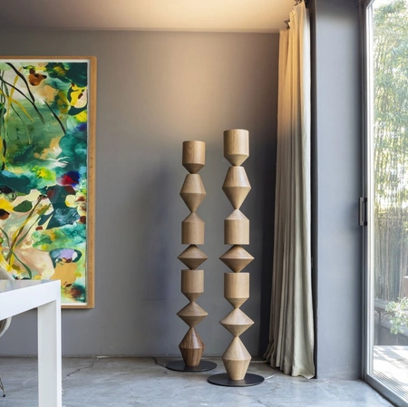 Lampada da terra in legno con finitura materica Costantina di Mogg