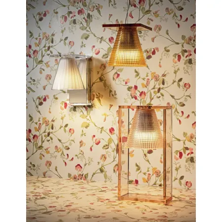 Lampada Light Air in policarbonato da tavolo e nella versione a parete e sospesa di Kartell
