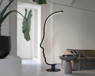 Lampada da terra di design Vis a Vis in legno massello verniciato nero con base in metallo di Mogg