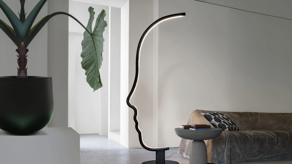 Lampada da terra di design Vis a Vis in legno massello verniciato nero con base in metallo di Mogg