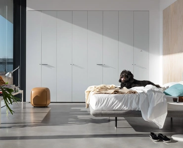 Armadio con ante battenti Aria Simple di Kristalia