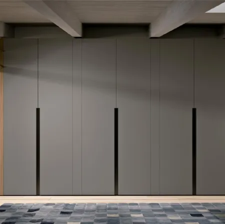 Armadio con ante battenti su misura per mansarda con travi Composizione 22 di Ferrimobili