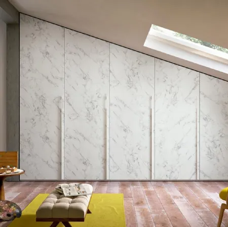 Armadio su misura mansardato in materico effetto marmo di Carrara Composizione 30 di Ferrimobili