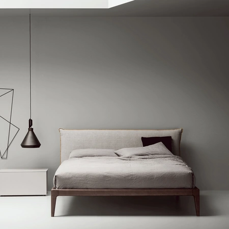 Letto con testiera imbottita Bun di Kristalia