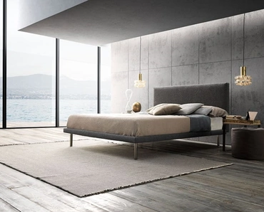 Letto in tessuto con testiera imbottita lineare e piedini alti cilindrici in metallo Essential di Valentini