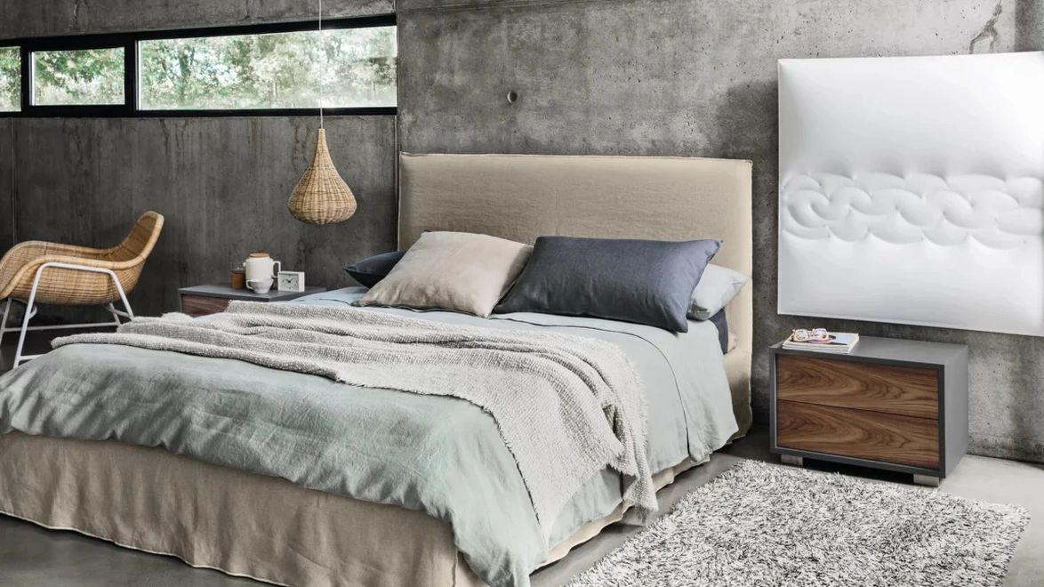 Letto in tessuto con box contenitore Ghost di Gervasoni