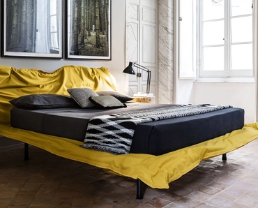 Letto di design effetto stropicciato Big Hug di Mogg