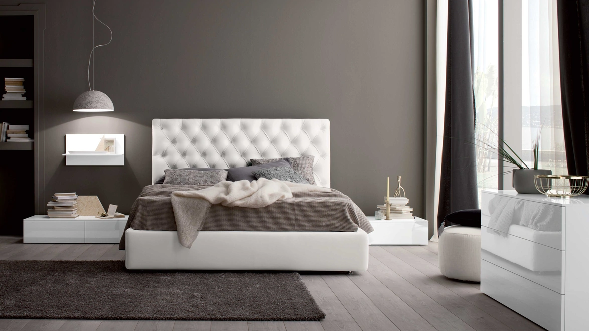 Letto in pelle con testiera lavorazione capitonné Royal di Spagnol Mobili