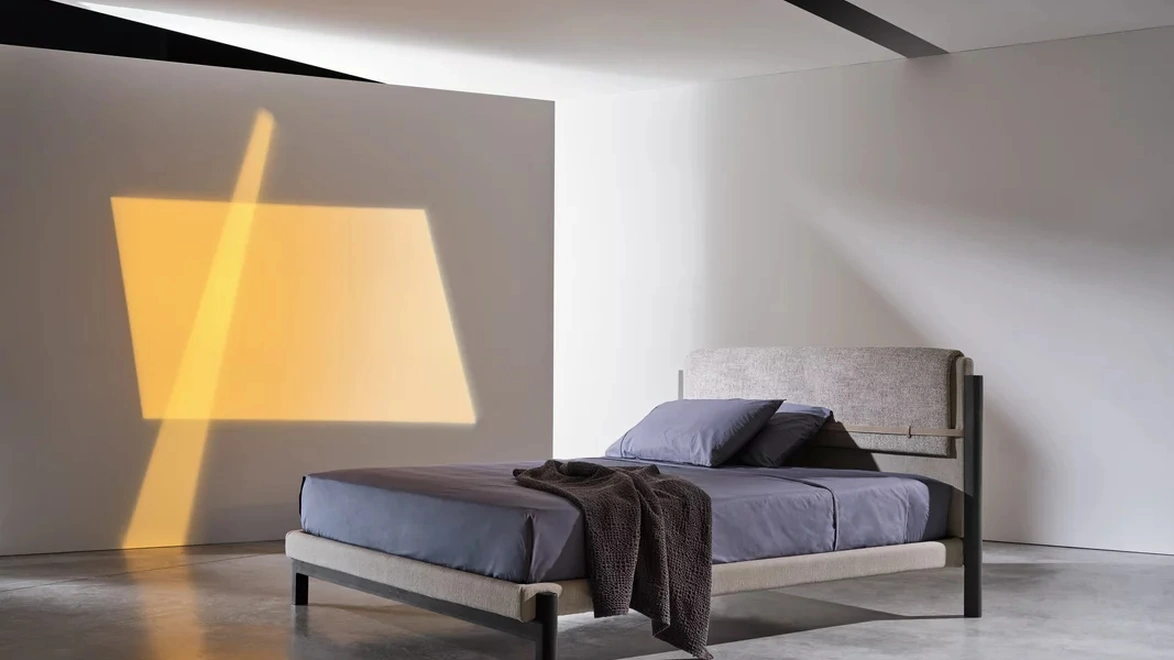 Letto in tessuto Strap di Gervasoni