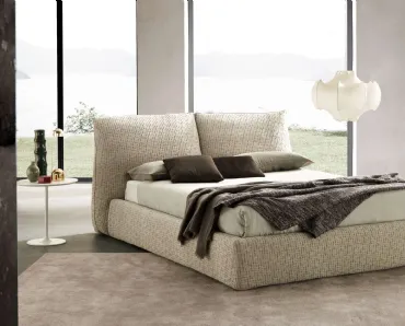 Letto in tessuto imbottito con testiera Wall di Valentini