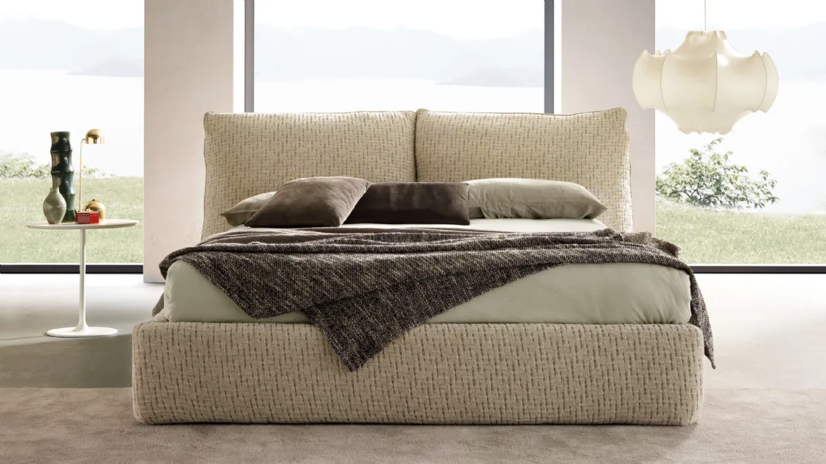 Letto in tessuto imbottito con testiera Wall di Valentini