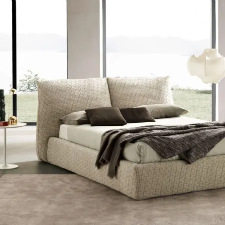 Letto in tessuto imbottito con testiera Wall di Valentini