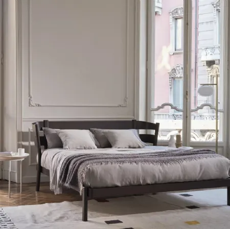 Letto con testiera Yelek 90 in legno laccato di Gervasoni