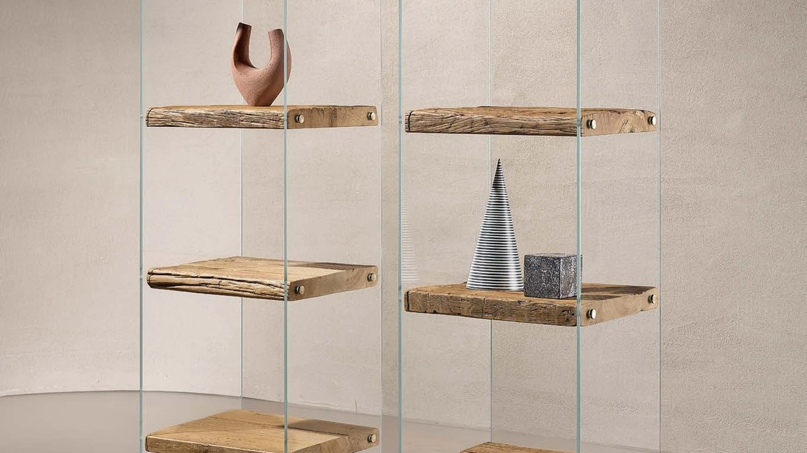 Libreria Frost con struttura in vetro trasparente e ripiani in legno Secolare naturale di Nature Design