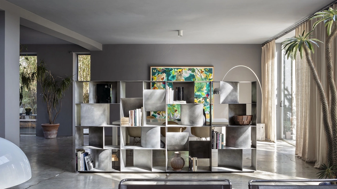 Libreria divisoria di design in metallo Judd di Mogg