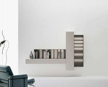Libreria di design sospesa caratterizzata da moduli orizzontali e verticali aperti e chiusi che si intrecciano di Caccaro