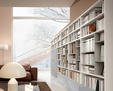 Libreria a muro Living 78D con vani a giorno e ante in materico effetto cemento di Ferrimobili