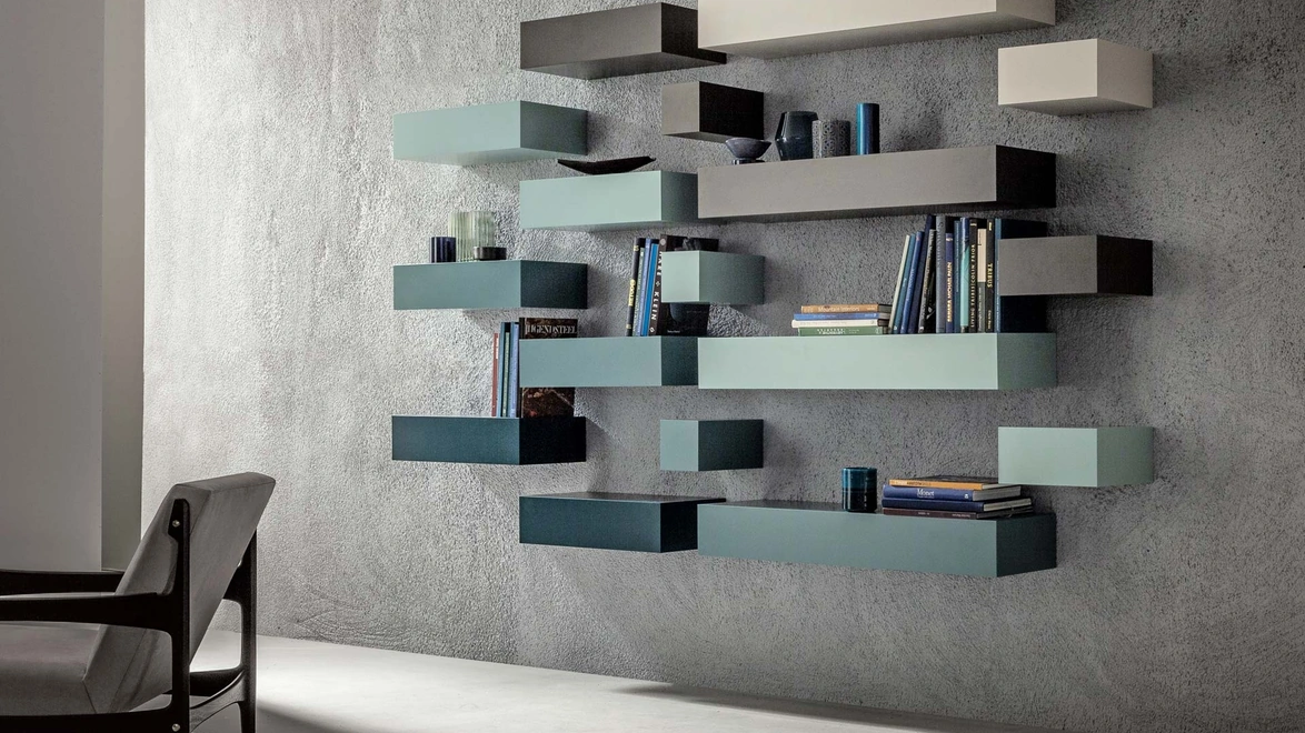 Libreria Loft composta da mensole in laccato opaco vari colori di Capo d'Opera