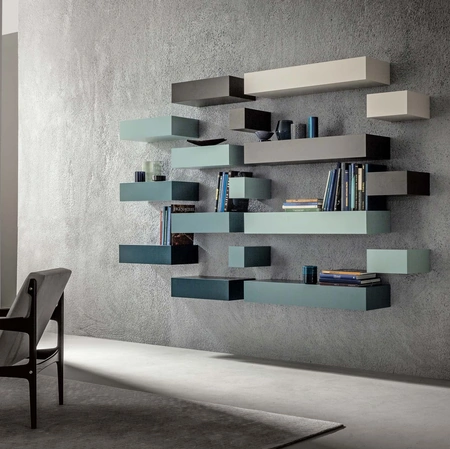 Libreria Loft composta da mensole in laccato opaco vari colori di Capo d'Opera