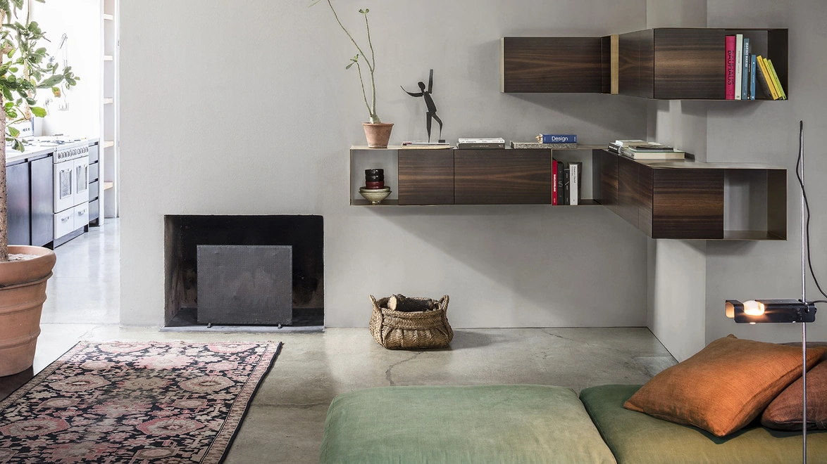 Libreria sospesa in metallo e placcata in legno di  Eucalipto Partout Wall di Mogg