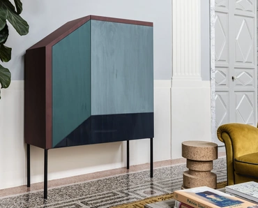 Madia Alta asimmetrica in MDF placcato legno laccato opaco Ritratti di Mogg