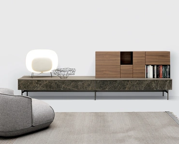 Parete Attrezzata in essenza noce con base in laminam, top laccato e piedini in metallo Avenue 05 di Md House