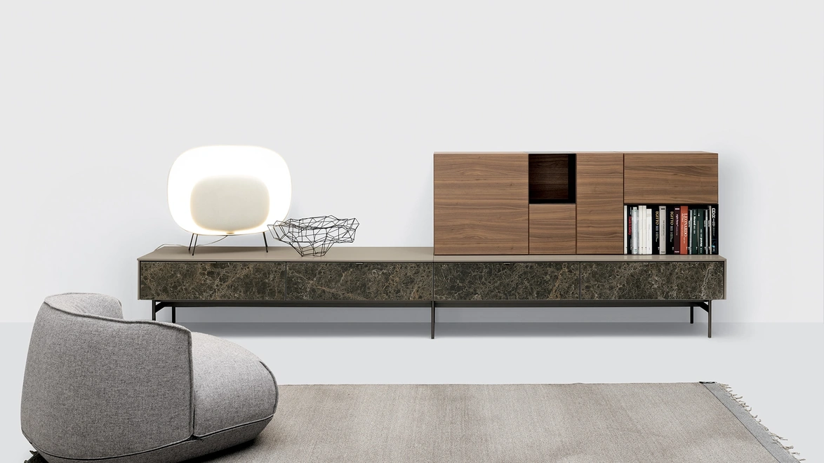 Parete Attrezzata in essenza noce con base in laminam, top laccato e piedini in metallo Avenue 05 di Md House