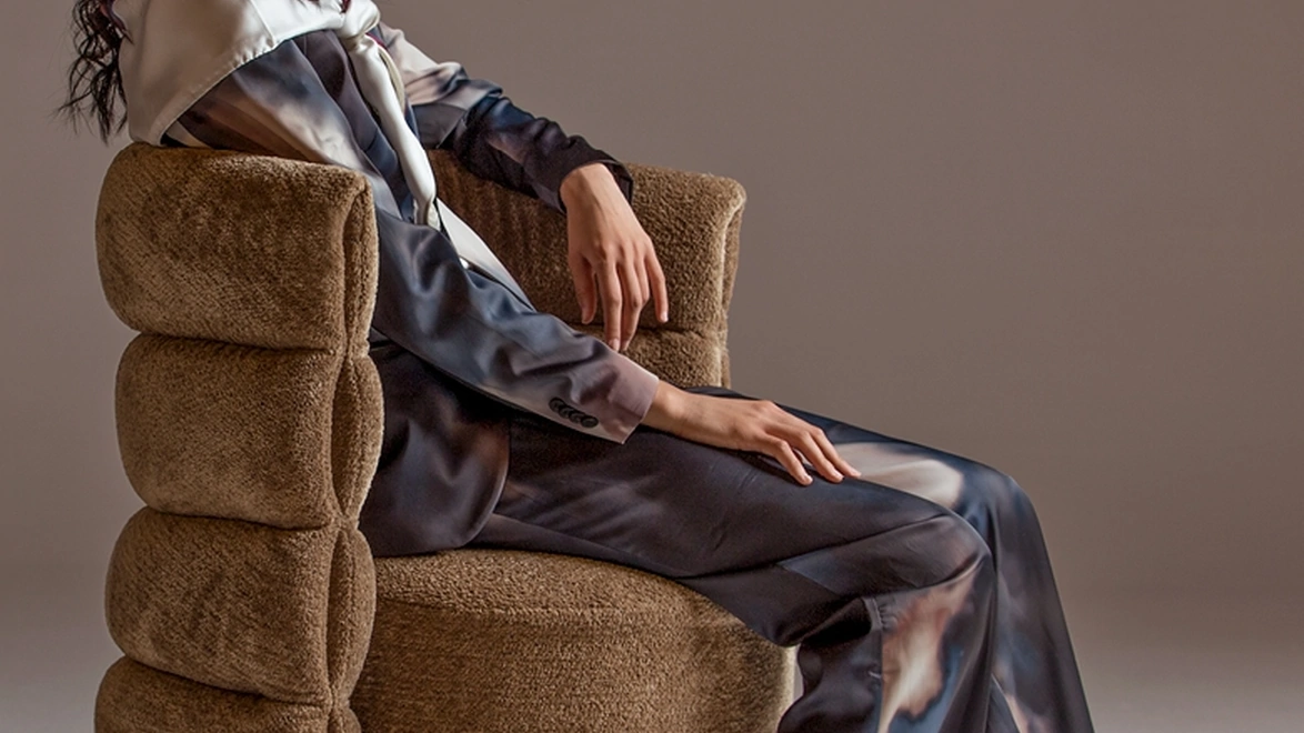 Poltroncina di design in tessuto imbottito Lady G di Calia