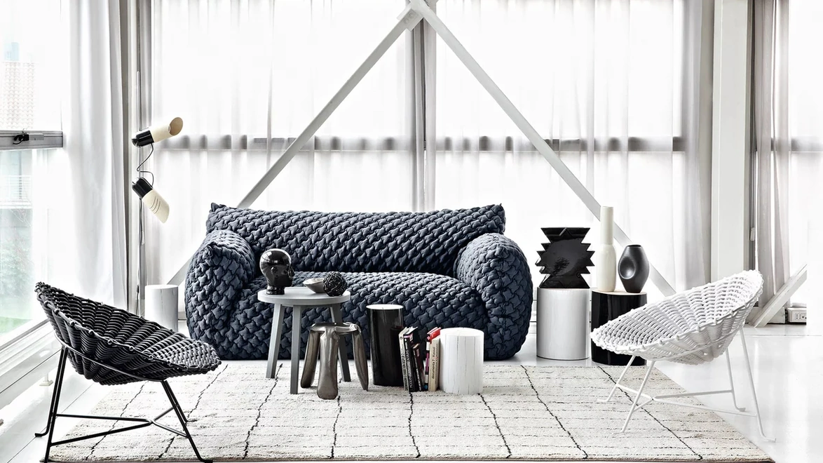 Poltroncina Sweet in metallo con intreccio in PVC di Gervasoni