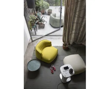 Poltrona imbottita in tessuto dall'aspetto morbido e accogliente Brioni di Kristalia