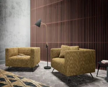 Poltroncina retrò in tessuto Demetra New con ampia seduta, schienale compatto e piedini in metallo brunito di Valentini