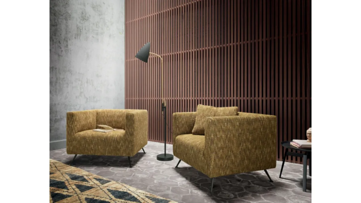 Poltroncina retrò in tessuto Demetra New con ampia seduta, schienale compatto e piedini in metallo brunito di Valentini