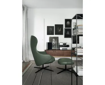 Poltrona in pelle morbida e confortevole con schienale alto e pouf appoggiapiedi Dua Relax Lounge di Kristalia